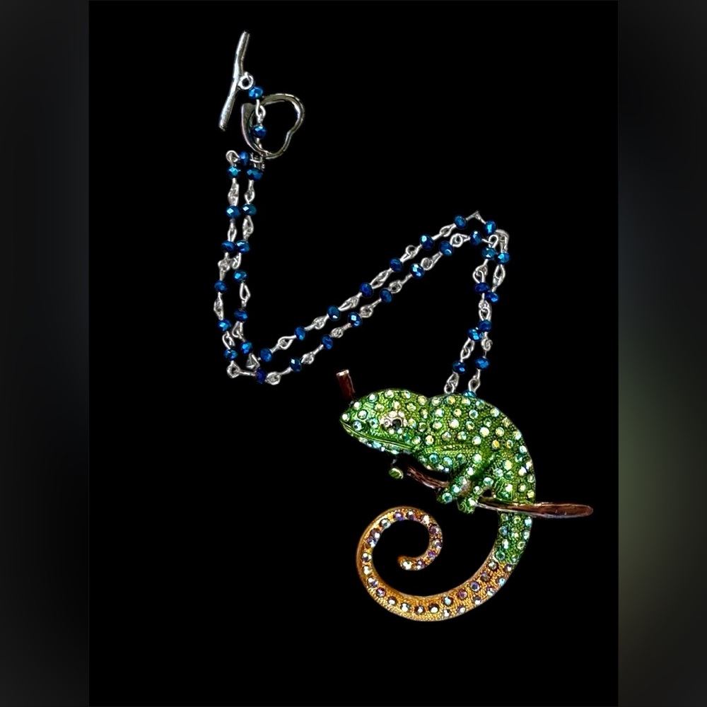 Cool, large chameleon, bright colors, rhinestones on rosary type chain NWOT - Picture 5 of 7